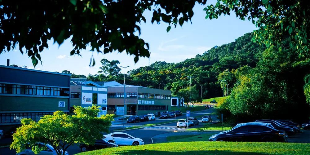 Imagem do campus de Santa Cruz do Sul, com os blocos 19 e 20 e a TecnoUnisc entre eles, ao fundo da fotografia