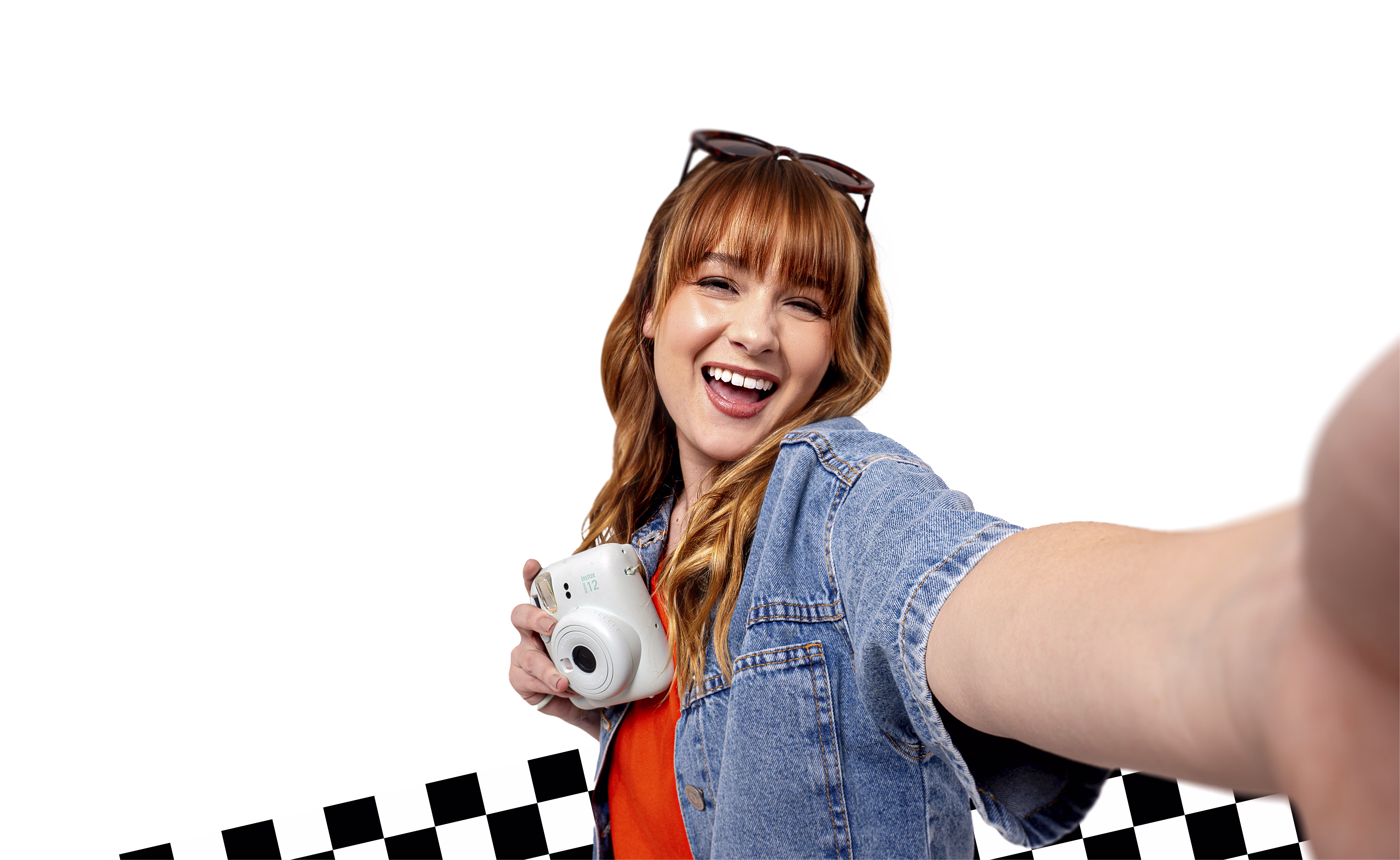 Menina sorrindo tirando uma selfie