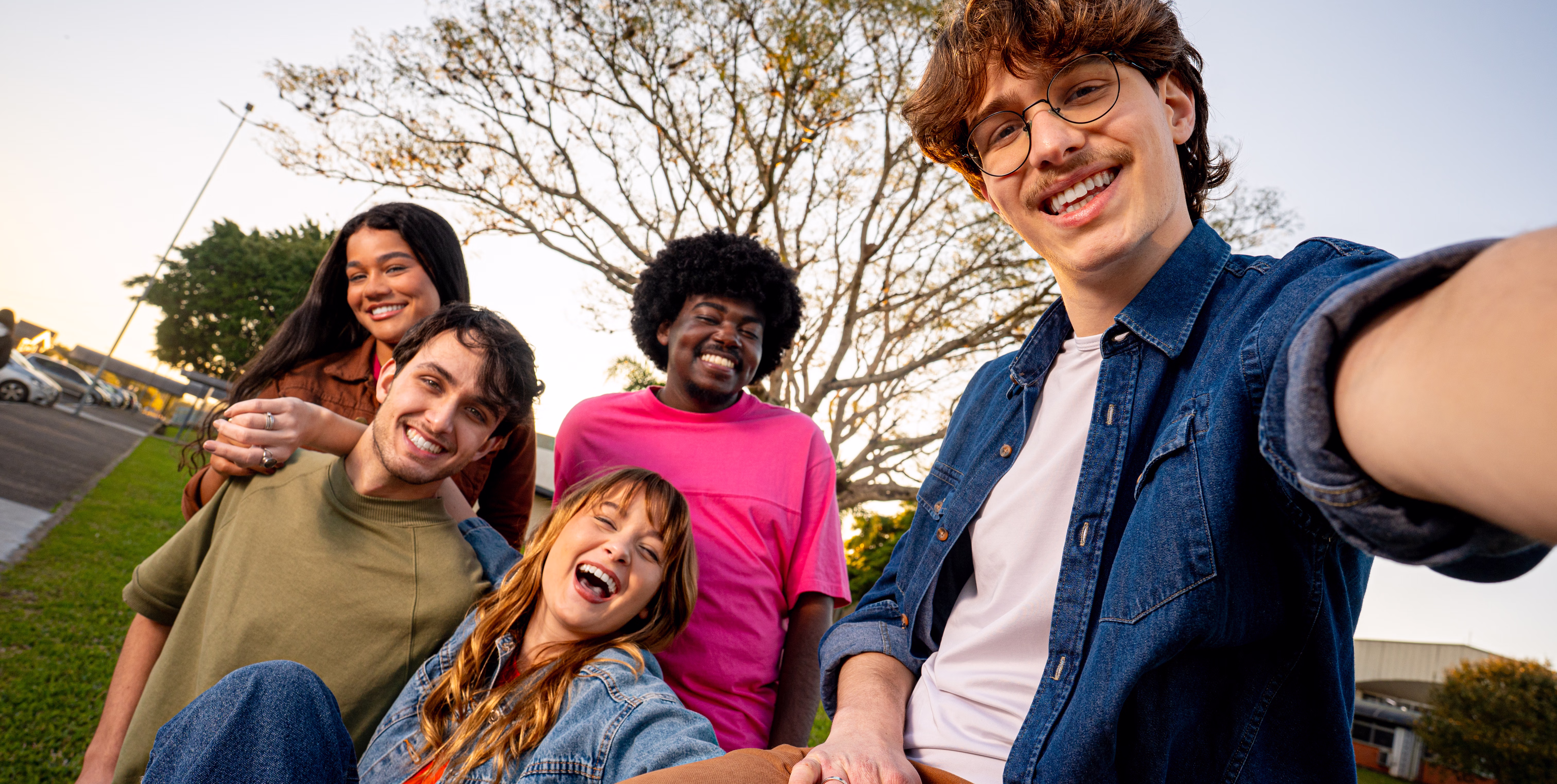 Grupo de pessoas sorrindo