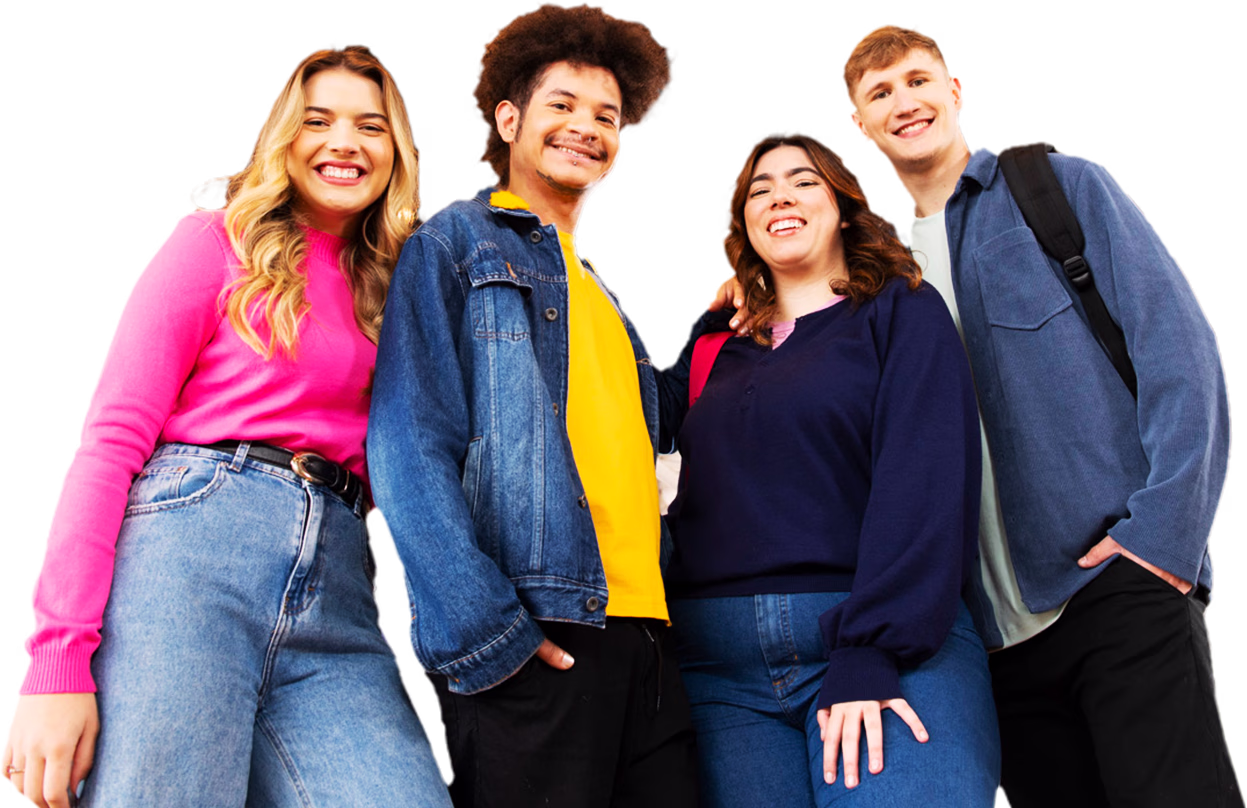 Grupo de estudantes sorrindo para a câmera